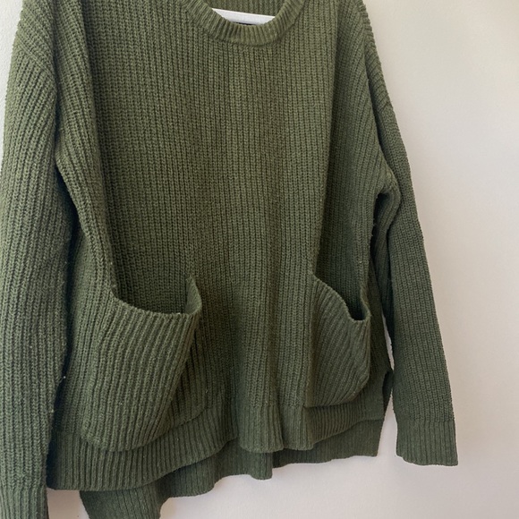 Olive Sweater - Tight knit detail with front pockets!  Size: M - Picture 3 of 4